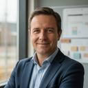 Aiman Hekers in een bouwbedrijfskantoor in Doesburg met een projectplanning op de achtergrond